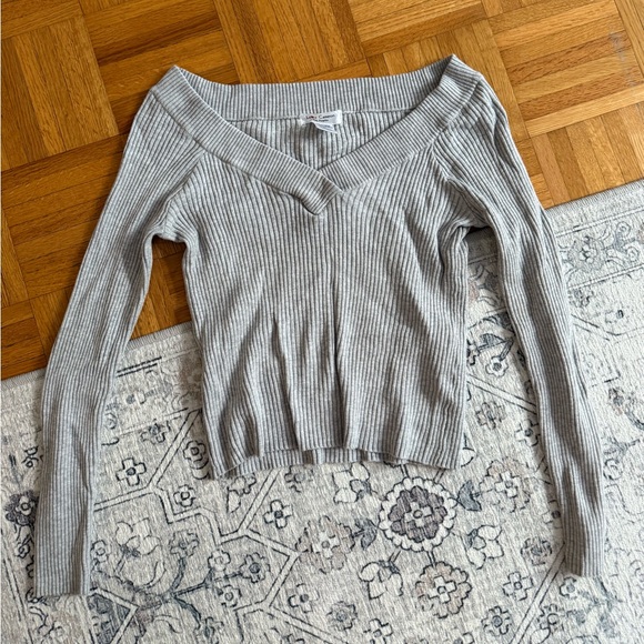 Elegant Gray V-Neck Ribbed Sweater - Picture 1 of 1